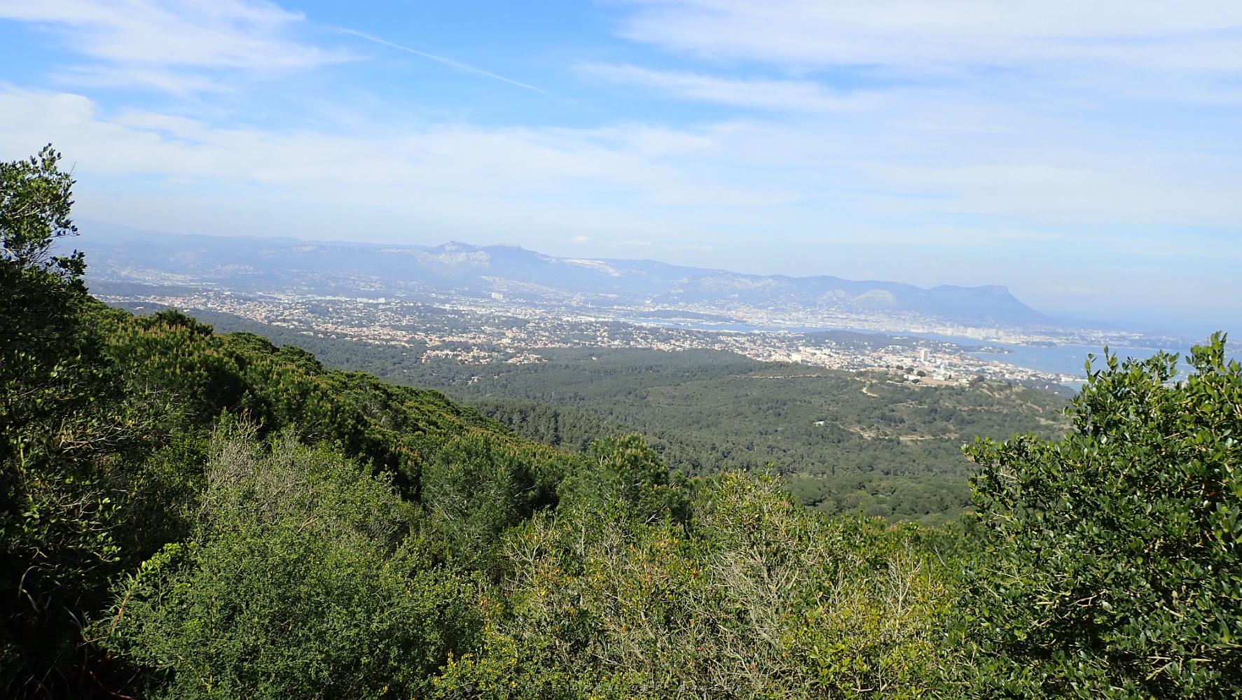 13  au loin le Mont Faron et Toulon..JPG